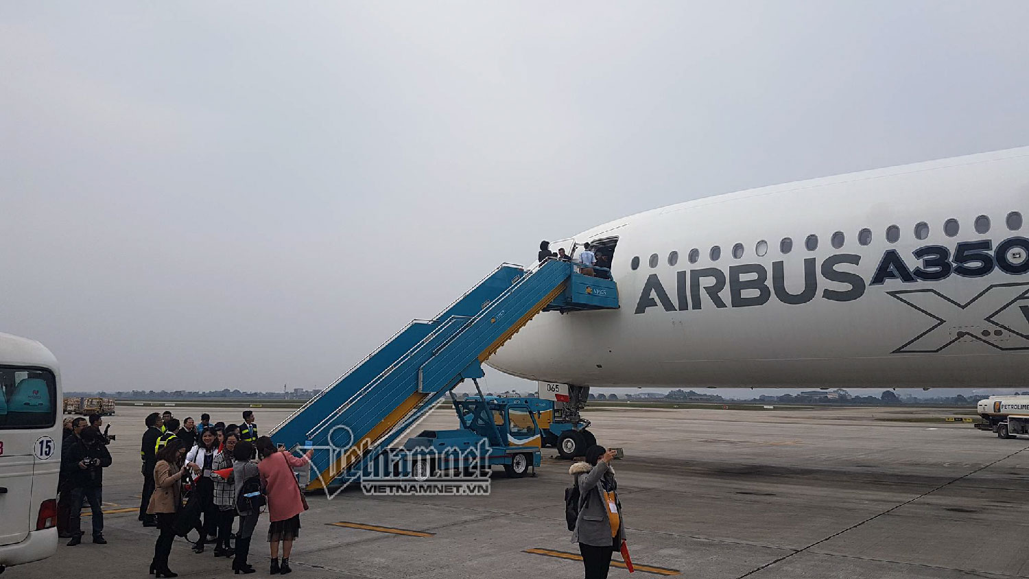 Siêu máy bay Airbus 350 trình diễn tại Nội Bài Siêu máy bay Airbus 350 trình diễn tại Nội Bài